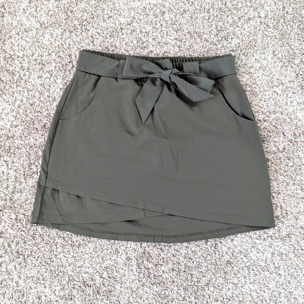 NWOT Army green women's golf skort with waist tie